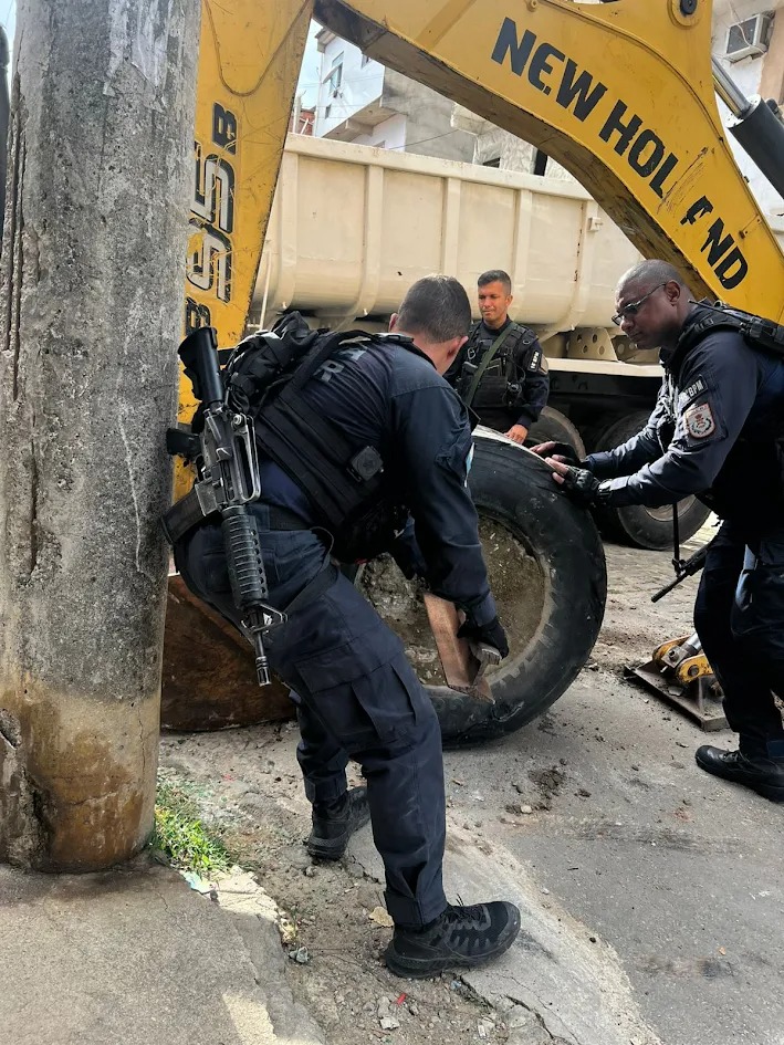 18º BPM retira 146 toneladas de barricadas de comunidades em Jacarepaguá